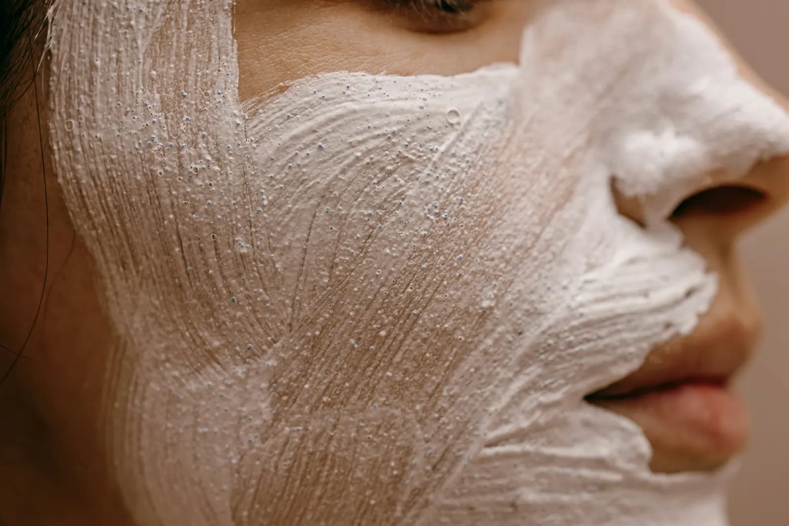 Un masque à l'argile appliqué sur la joue