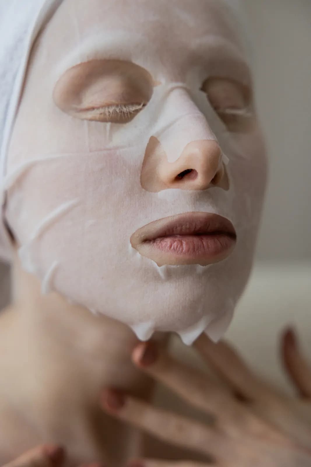 Un masque en tissu posé sur le visage